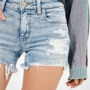 EXCELLENT DISTRESSED CONDITION WOMEN’S SIZE 2 AMERICAN EAGLE STRETCH MIDI SHORTS